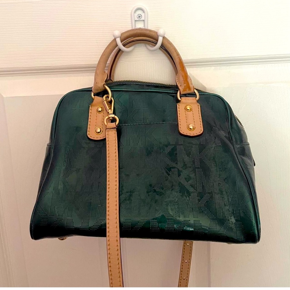 Elegant Green Handbag with Tan Accents